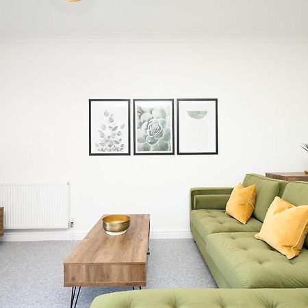 Spacious 1 Bed Apt - Stunning Views & Private Parking - 5 Mins To Beach - Dog Friendly - Close To Ventnor, Shanklin & Sandown - Ideal For Friends, Families & Business Travellers - Sleeps Up To 4 Guests - Managed By "Greenstay Serviced Accommodation" Bonchurch Exterior foto