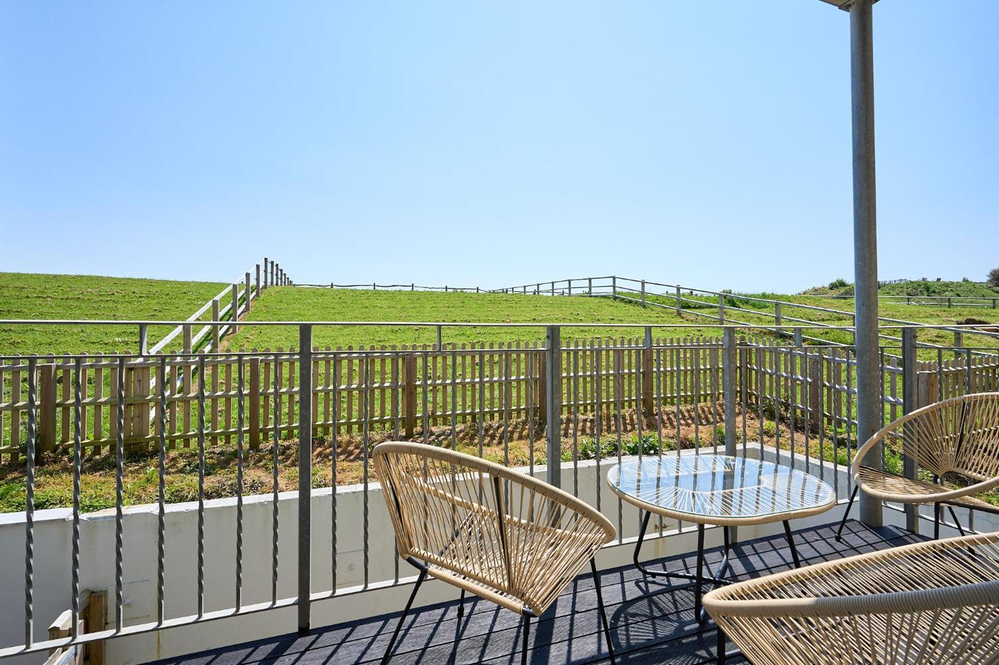 Spacious 1 Bed Apt - Stunning Views & Private Parking - 5 Mins To Beach - Dog Friendly - Close To Ventnor, Shanklin & Sandown - Ideal For Friends, Families & Business Travellers - Sleeps Up To 4 Guests - Managed By "Greenstay Serviced Accommodation" Bonchurch Exterior foto