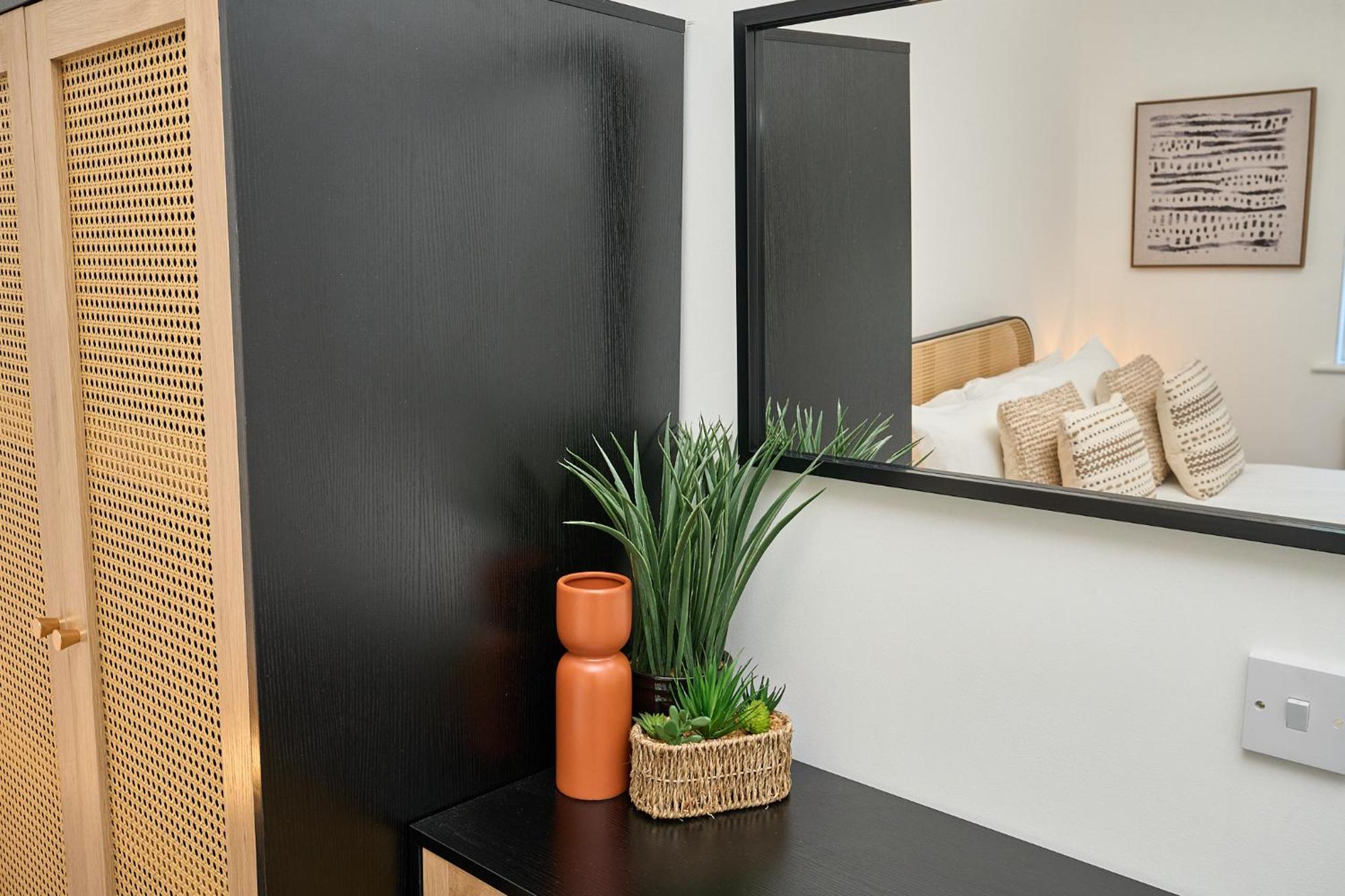 Spacious 1 Bed Apt - Stunning Views & Private Parking - 5 Mins To Beach - Dog Friendly - Close To Ventnor, Shanklin & Sandown - Ideal For Friends, Families & Business Travellers - Sleeps Up To 4 Guests - Managed By "Greenstay Serviced Accommodation" Bonchurch Exterior foto