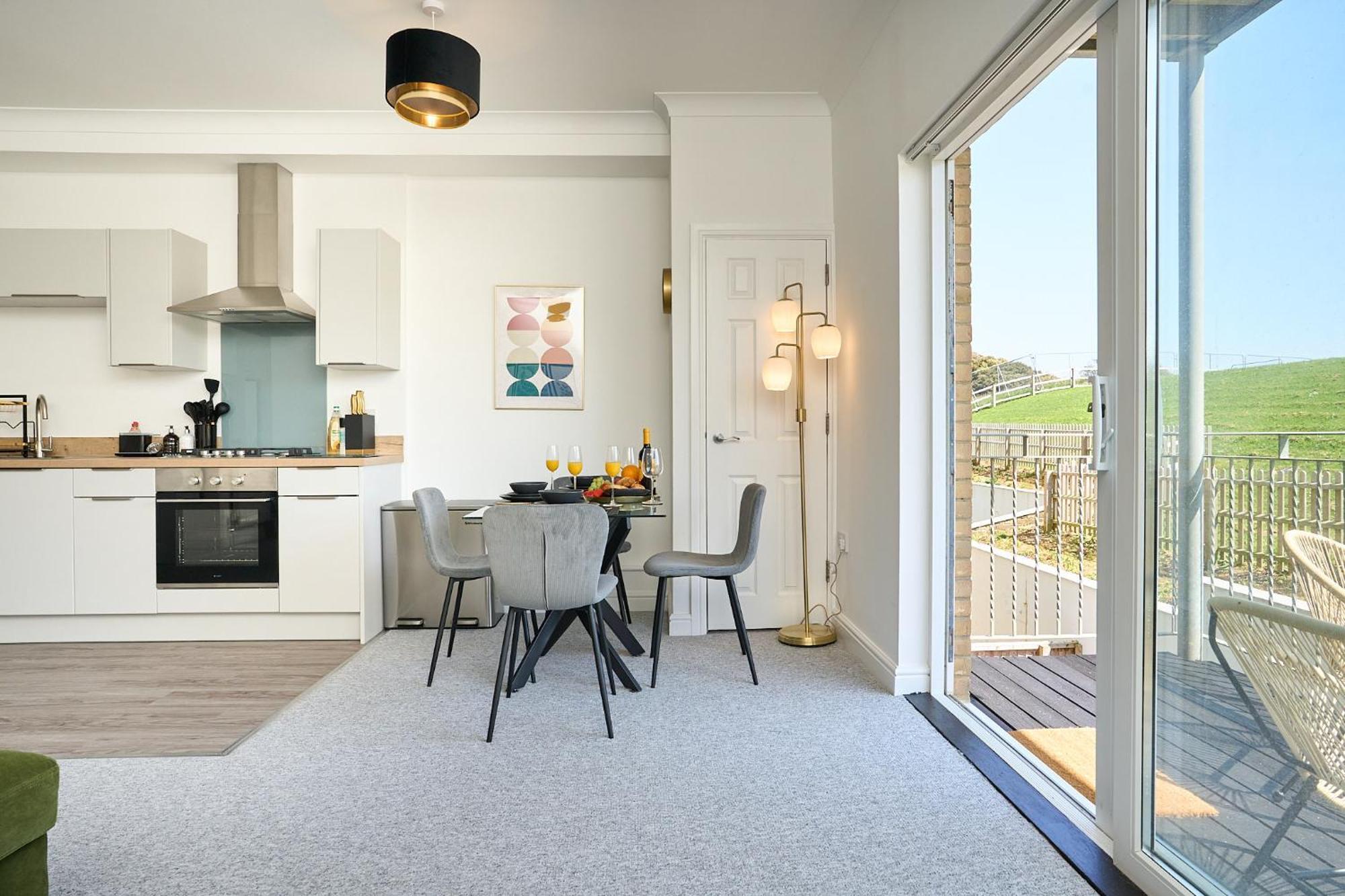 Spacious 1 Bed Apt - Stunning Views & Private Parking - 5 Mins To Beach - Dog Friendly - Close To Ventnor, Shanklin & Sandown - Ideal For Friends, Families & Business Travellers - Sleeps Up To 4 Guests - Managed By "Greenstay Serviced Accommodation" Bonchurch Exterior foto
