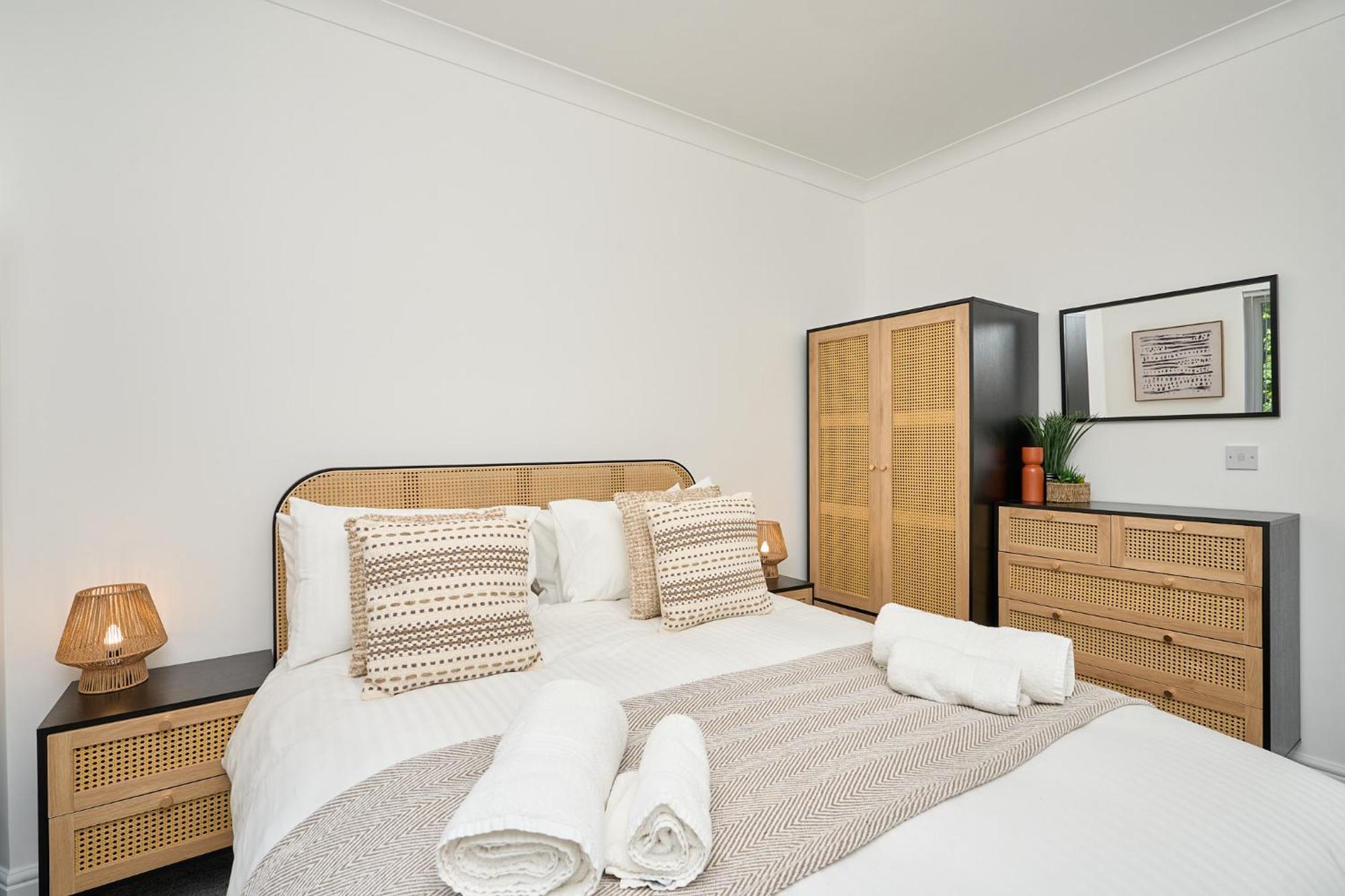 Spacious 1 Bed Apt - Stunning Views & Private Parking - 5 Mins To Beach - Dog Friendly - Close To Ventnor, Shanklin & Sandown - Ideal For Friends, Families & Business Travellers - Sleeps Up To 4 Guests - Managed By "Greenstay Serviced Accommodation" Bonchurch Exterior foto